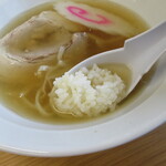 青竹手打ラーメン 日向屋 - レンゲで飯を掬い､浸して･･･。