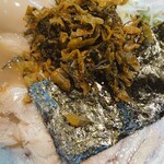 とんこつらぁ麺 松もと - とんこつラーメン+味タマ♪(ピリ辛高菜·紅生姜·ニンニクショウユ投入後)