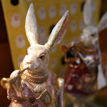 大正浪漫喫茶室 - リアルなウサギの置物。