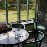 大正浪漫喫茶室 - 庭園が見えるこの席がやっぱり好き。