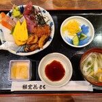 寿司と炉端焼 四季花まる - 海鮮丼セット(935円)です。