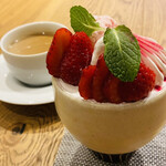 CAFE ANNON - 苺のパフェと
                        カフェオレ
                        で
                        癒される〜♡