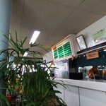 香住 - 店内。座ったところから厨房口を見ました。