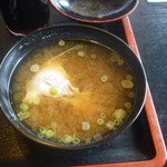 Kaishoku Hamashou - まぐろ丼についてくる味噌汁（鯛のアラが入っています）