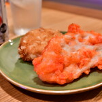 ねり伝 - 料理写真:[手前]紅生姜れんこん天@税込195円：この「紅生姜れんこん天」を2枚購入すると300円、というお得なプラン展開中でした。