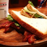 Kua aina - BLTサンド 単品(￥860)。
                        ハンバーガーではなくサンドイッチも美味しかったです！