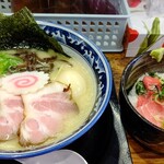 らーめん 一空 - 贅沢とんこつﾗｰﾒﾝまぐろ丼ｾｯﾄ1200円