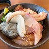 Hibinoshokudou - 本日の海鮮丼﻿ 大盛り350g 990円﻿
                海鮮増量 二割増し 200円﻿
                ﻿カンパチ﻿、漬けマグロ﻿、スズキ﻿、生しらす﻿、モンゴウイカ﻿、ヒラメ﻿