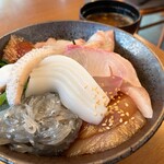 Hibinoshokudou - 本日の海鮮丼﻿ 大盛り350g 990円﻿
                      海鮮増量 二割増し 200円﻿
                      ﻿カンパチ﻿、漬けマグロ﻿、スズキ﻿、生しらす﻿、モンゴウイカ﻿、ヒラメ﻿