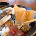 Hibinoshokudou - 本日の海鮮丼﻿ 大盛り350g 990円﻿
                      海鮮増量 二割増し 200円﻿
                      ﻿カンパチ﻿、漬けマグロ﻿、スズキ﻿、生しらす﻿、モンゴウイカ﻿、ヒラメ﻿