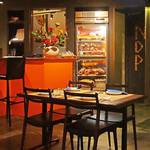 ヌッフ デュ パプ - お肉の熟成庫が見えます