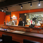 ヌッフ デュ パプ - カウンターの奥に〜