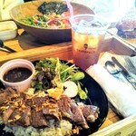 グレイトフルズ - グリルステーキ、サーモンポキ、バーガー プレーン等