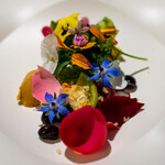 プレゼンテ スギ - 2021.5 Sugi畑をお皿に乗せて（食べられる薔薇、高菜のビーツ発酵ジュース漬け、黒豆のマリネなど）