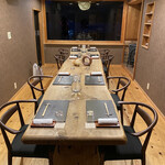 徳山鮓 - 大きな1枚板のダイニング。夜の余呉湖は真っ暗です。お天気が良ければテラスから星が見えるそう✩.*˚