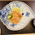 徳山鮓 - 余呉湖でとれた新鮮なビワマスのお造り。鯉の卵がまぶされています♡
