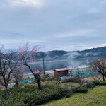 徳山鮓 - お部屋の窓から見える早朝の余呉湖。湖から上がる蒸気が幻想的です。