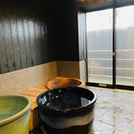 徳山鮓 - 外は春の雨ですが自然光がたっぷりと入って明るい浴室。信楽焼？の贅沢な浴槽でリラックス♡