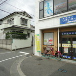Okonomiyaki Hirano - 駐車場は参考①駐車場はお店むかいのコチラの路地を入り。