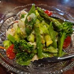 HAKANA - 旬の野菜とチキンの春色サラダ(780円)
