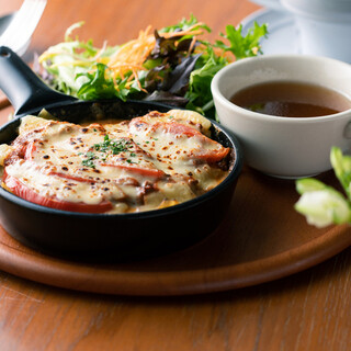 一つひとつを丁寧に仕上げ、香りと旨味みを重ねた自慢の料理を。