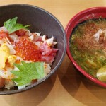 Muten Kurazushi - くらランチ　旬の海鮮丼 + 追いかつお醤油ラーメン