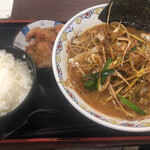 寄居パーキングエリア（下り）・スナックコーナー - 深谷ねぎ味噌ラーメン・鶏唐揚・ライス　1180円