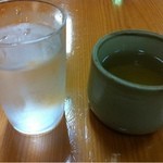 トシヤ - お茶とお水が同時にきます