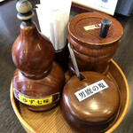 佐藤養助 - 卓上の調味料