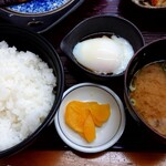 みなみ - ランチの温泉玉子、味噌汁、漬物、ご飯