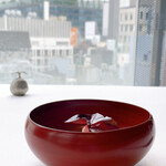 エスキス - 能登の漆器。銀座の風景をバックに