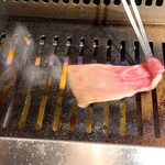 焼肉一頭両騨 - 焼きしゃぶ：鉄板の上を滑らせるように火を入れる