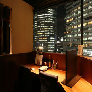 少人数様でもご案内可能！品川夜景を臨める幻想的な席をご用意