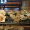 浜焼き屋 - 料理写真:１回目の焼き始め！
さざえ・ホンビノス・牡蠣・蛤が本日の貝類
