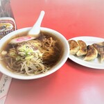 新華飯店 - ラーメン餃子￥680