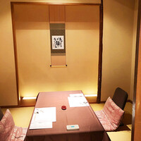 北新地 湯木 新店 - 個室 座席は掘りごたつ式