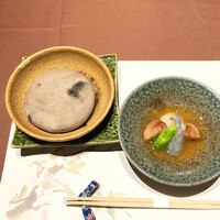 北新地 湯木 新店 - 1品目の石焼:海老 ホタテ 椎茸 獅子唐