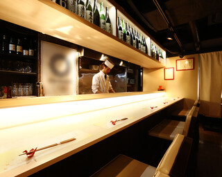 Ginza Bokujin - 調理場を眺めながらゆったりとお楽しみいただけるカウンター席