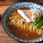 ラーメン イッケン - ハラペーニョのようなシシトウと中太麺が魚介かおる酸味あるトマトスープか絶妙です。
