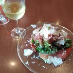 CEPPO - 生ハムとパルミジャーノのサラダ　¥1540　と白のグラスワイン