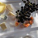 ウシマル - 山葡萄と無花果とチーズだぞ