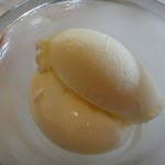 ウシマル - デザートのバニラアイス、おかわりください！