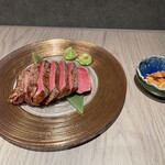 Beefman - 塊肉を食べやすい大きさにカット。生わさびとガーリックチップを添えて