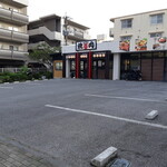 Yakiniku Fukurou - お店の前に10台の駐車場