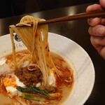 コ・ビアン - 期間限定メニューの
●担々麺　950円 +消費税 95円  = 1,045円の麺リフト