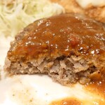 コ・ビアン - ハンバーグ断面　柔らかい。肉汁は出なかった