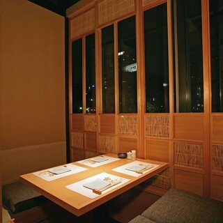 白木造りの明るい個室で周りも気になりません。