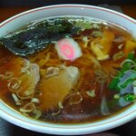 本家 風の子 - これがわたしの「ラーメン」(¥800-税込)です。出てくるの早かったなぁ。この綺麗な出で立ち。篤(とく)とご覧くださいませ。具は、いんげん、ちゃー、焼海苔、鳴門巻、支那竹、刻み葱、以上。