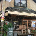 Kottoukafenagomiya - 骨董品の店と街がて通り過ぎそうな感じの外観です