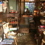 Kottoukafenagomiya - ちょっとしたギャラーになった玄関右手が厨房